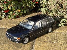 BMW  - 5-series E39 Touring 1998 blue - 1:18 - Triple9 Collection - 1800393 - T9-1800393 | The Diecast Company